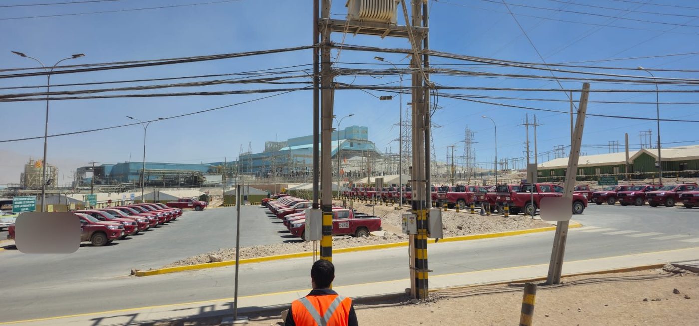 Camionetas en faena minera